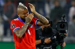 Arturo Vidal chora após derrota do Chile para o Uruguai