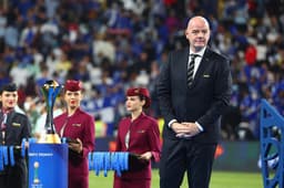 Chelsea x Palmeiras - Gianni Infantino, presidente da Fifa, com a taça do Mundial de Clubes