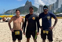 Campeão olímpico Ricardo assume o comando da dupla Evandro e Álvaro Filho (Foto: Manila Comunicação)