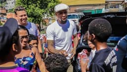 Felipe Melo faz ação no Complexo do Alemão