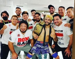 Roberto Satoshi brilhou no Rizin FF 35 e manteve o cinturão peso-leve (Foto: Reprodução/Instagram)