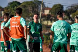 Mancini com jogadores do América-MG