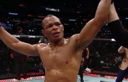 Francisco Massaranduba foi o único brasileiro vencedor no card preliminar do UFC 274 (Foto: Reprodução/ESPN)