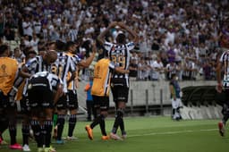 Cléber comemorando gol no Ceará