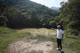 Luís Castro no campo onde Garrincha começou a jogar