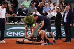 Zverev é atendido por fisioterapeuta, sob olhar de Nadal em Roland Garros