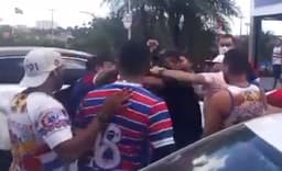 Robson, do Fortaleza, sendo agredido