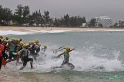 Largada dos triatletas no Iornman 70.3 Rio de Janeiro, na Praia da Macumba. (Fábio Falconi/Unlimited Sports/Divulgação)