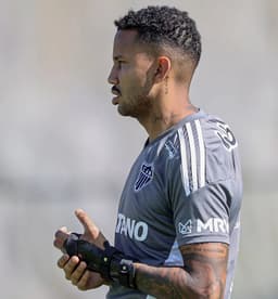 Jair treinou em campo com o time do Galo