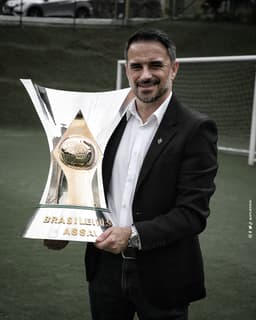 Rodrigo Caetano com taça do Brasileirão 2021