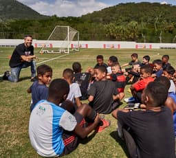 Diego Ribas com meninos do Sonho de Bola