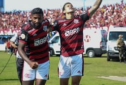 Pedro festeja com Rodinei