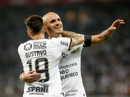 Atlético-MG x Corinthians - Fábio Santos e Gustavo Mosquito