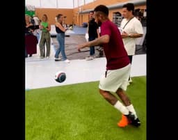 Neymar acertando cesta de basquete com o pé