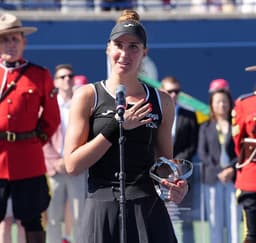 Beatriz Haddad Maia discursa após ficar com o vice no WTA 1000 de Toronto