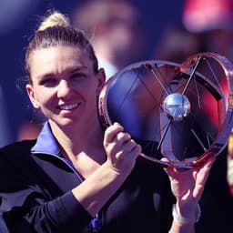 Simona Halep com troféu de Toronto após derrotar a brasileira Beatriz Haddad Maia