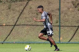 Pedrinho sofreu lesão em partida contra o América-MG, no último domingo