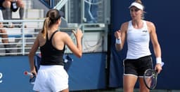 Bia Maia de branco com Danilina de costas na 2ª rodada do US Open