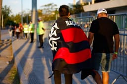 Torcida do Flamengo chegando no Maracanã