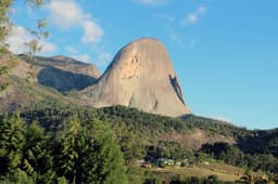 A Maratona Pedra Azul é uma homenagem à formação rochosa de quase dois mil metros de altura que muda de cor conforme a incidência solar. (Divulgação)