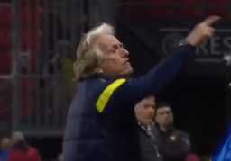 Jorge Jesus discutindo com torcida do Rennes em jogo do Fenerbahçe