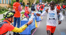 Claus Henning-Schulke foi o responsável pela entrega das garrafas de hidratação de Eliud Kipchoge na Maratona de Berlim. (Divulgação)