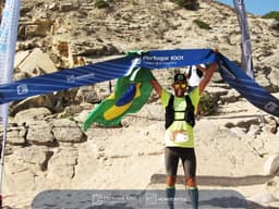 Cristiano Marcelino comemora vitória na PT1001, ultramaratona que cruzou Portugal em 14 dias. (Divulgação)