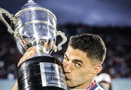 Luis Suárez com a taça do Campeonato Uruguaio