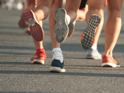 Daniel Nascimento (à esquerda) e Evans Chebet no início da Maratona de Nova York