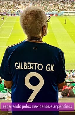 Gilberto Gil com a camisa do Cruzeiro em estádio no Catar