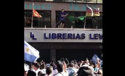 Argentino arranca bandeira do Brasil em festa do título