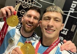 Lionel Messi e Lisandro Martínez após a conquista da Copa do Mundo