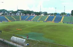 Gramado do Lanchão pintado de verde antes de Floresta x Athletico