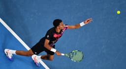 Aliassime saca em partida contra Molcan em Melbourne