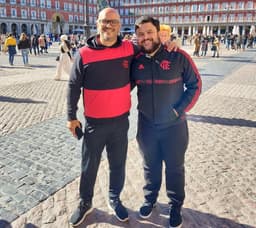 Marcelo Lemos e o filho Pedro aproveitam o domingo de sol na escala em Madri antes de viajarem para Marrakech