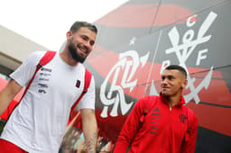 Os goleiros Matheus Cunha e Santos, do Flamengo