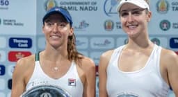 Luisa Stefani e Gabriela Dabrowski com troféu em Chennai