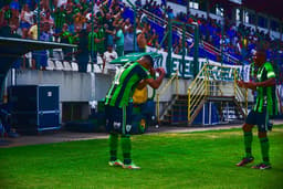 Juninho, à direita, com Aloísio, foram os homens do jogo para o América-MG