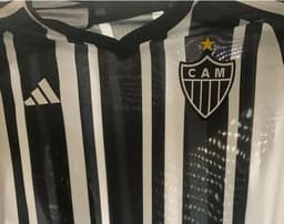 A suposta camisa terá listas mais encorpadas e números vermelhos nas costas