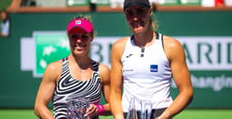 Bia Maia e Laura Siegmund com o troféu