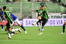 Aloísio, de falta, abriu o marcador no jogo de volta das semifinais do Campeonato Mineiro