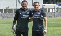 Jesús Corona e Misael Corona em treino no Cruz Azul