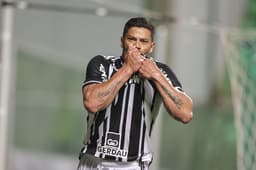 "Sumido" no jogo, Hulk marcou no fim do jogo e colocou o Galo em vantagem  no confronto com o América-MG