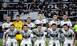 Jogadores do Olimpia antes de duelo com o Nacional (Paraguai)