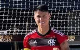 luiz-araujo-com-a-camisa-do-flamengo-aspect-ratio-512-320