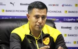 no-equador-tecnico-do-aucas-agride-dois-jogadores-adversarios-Futebol-Latino-aspect-ratio-512-320