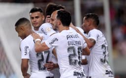 Fluminense-Corinthians-Brasileirao-scaled-aspect-ratio-512-320