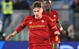 esta-es-la-buena-nicola-zalewski-durante-un-partido-de-la-roma-en-la-serie-a-en-la-temporada-2022-23-afp-andreas-solaro-aspect-ratio-512-320