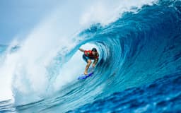 Gabriel-Medina_23Tahiti_RYD_8206_Beatriz-Ryder-scaled-aspect-ratio-512-320