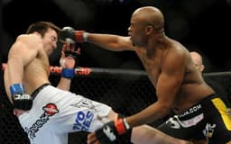 Anderson-Silva-e-Chael-Sonnen-2-aspect-ratio-512-320